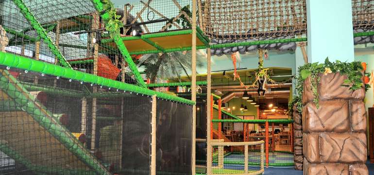 Na ploche 1 200 m2 sa nachádza množstvo atrakcií ako tobogany, trampolíny, šmýkačky, auto dráha a ve