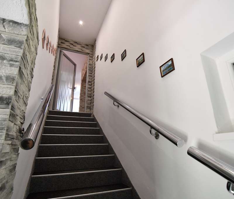 Ubytovanie vo veľkom hornom apartmáne s 3 spálňami (6+1)