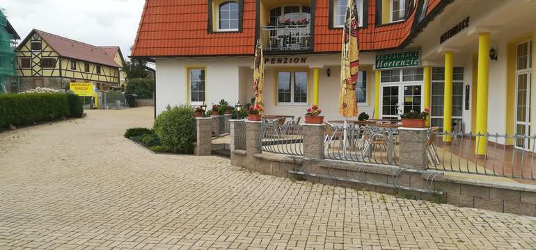 Součástí penzionu je i restaurace se zahrádkou