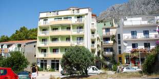 Penzión je vybavený recepciou, výťahom, jedálňou, vnútorným bazénom, WiFi a parkoviskom