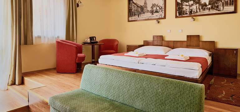 K výbave izieb patrí klimatizácia, wifi, TV, DVD prehrávač, telefón, minibar a trezor