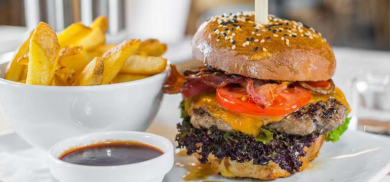 Hovädzí burger BistrOne v domácej žemli