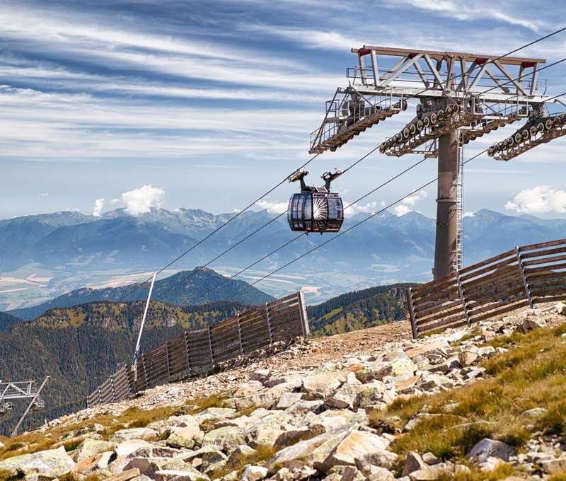 Stredisko Jasná je od penziónu Troika vzdialené 9,8 km