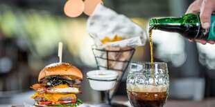 Pivárenský burger s hranolkami a veľkým pivom s možnosťou take away v Staničnom Pivovare