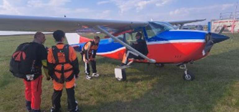 Tandemový zoskok z lietadla (Cessna 182P)