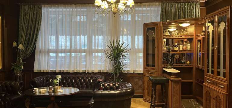 Exkluzívny anglický lobby bar s ponukou rumov, koňakov a celebritných vín