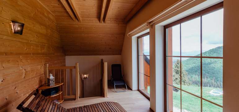 Oddychová miestnosť s panoramatickým výhľadom na okolitú prírodu