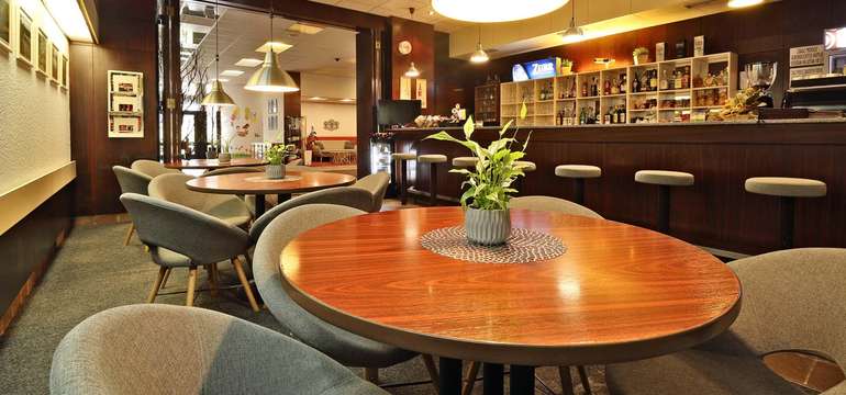 Součástí hotelu je snack bar a restaurace s tanečním parketem