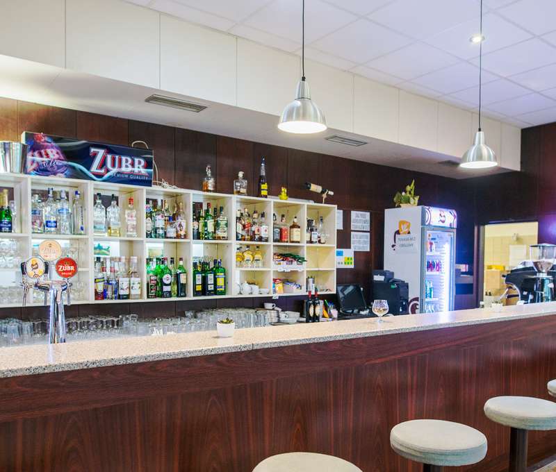 Súčasťou hotela je snack bar a reštaurácia s tanečným parketom