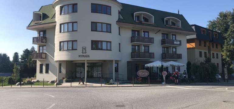 Apartmán 7 sa nachádza v polyfunkčnom dome MyMara v centre Bešeňovej