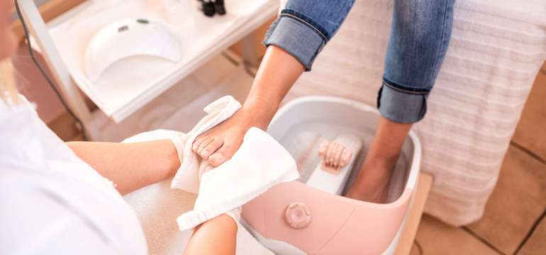 Profesionálna pedikúra, zábal na nohy alebo wellness pedikúra