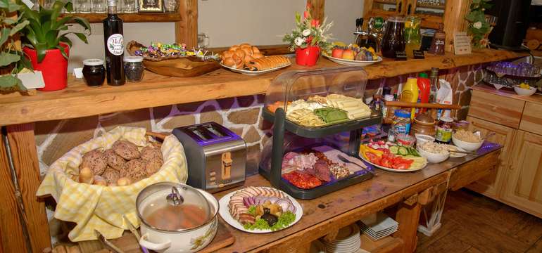 Chutné raňajky podávané formou švédskych stolov alebo menu
