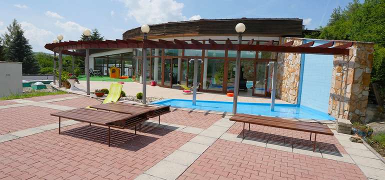 Hotelový bazén (28°C) s letnou terasou a lehátkami