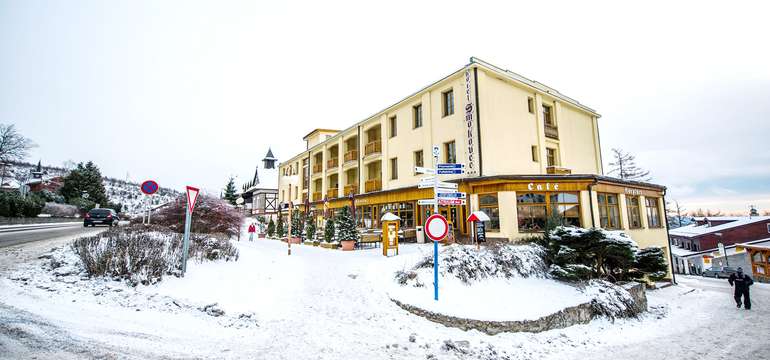 Hotel Smokovec*** leží v centre mesta, pri lanovke na Hrebienok a zastávke TEŽ