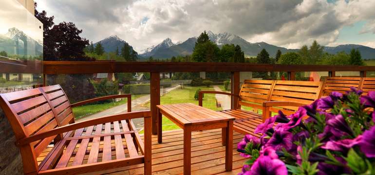 Terasa s výborným výhľadom na Tatry aj na detské ihrisko