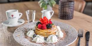 Lievance s čerstvým ovocím + káva