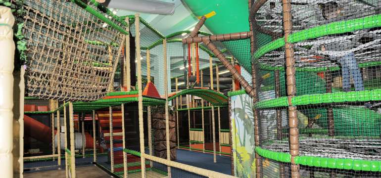 Na ploche 1 200 m2 sa nachádza množstvo atrakcií ako tobogany, trampolíny, šmýkačky, auto dráha a ve