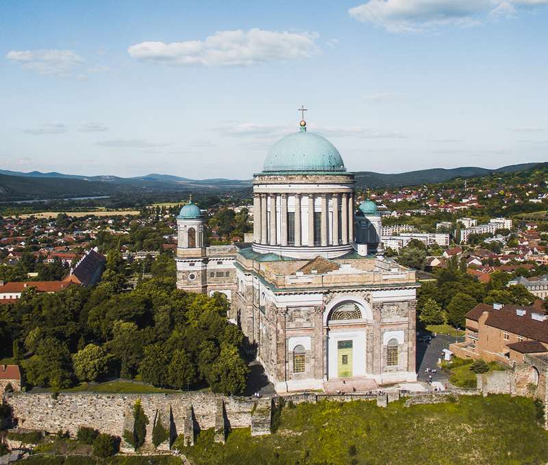 Penzión sa nachádza pod slávnou bazilikou v meste Ostrihom