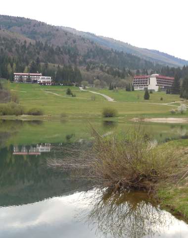 Len 5 min. pešo od hotela Hydro Krpáčovo je jazierko s možnosťou kúpania