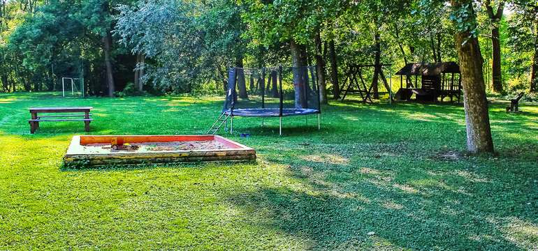 Děti si mohou hrát na pískovišti a nebo skákat na trampolíně 