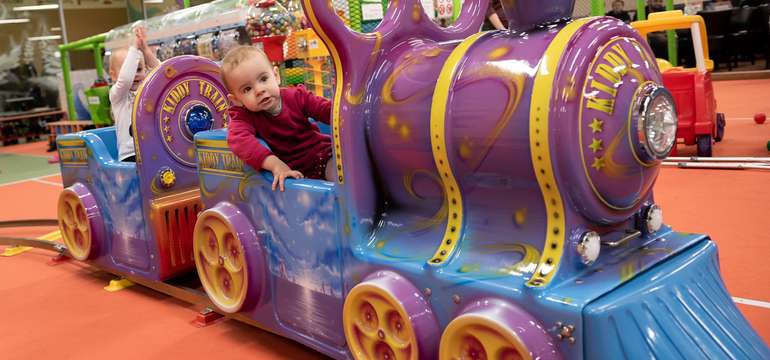 Preliezky, trampolína, farebné guličky, dlhá šmýkačka, autíčka a veľa ďalšieho