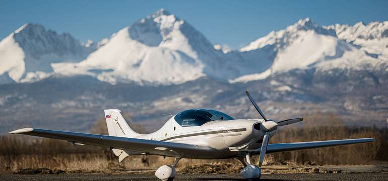 Zážitkový let ponad Tatry s možnosťou pilotovania športovým lietadlom WT-9 Dynamic pre 1 osobu
