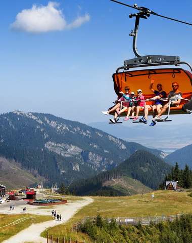 Na Chopok 2024 m n. m. sa dostanete modernými lanovkami a odtiaľ môžete vyraziť na príjemné hrebeňov