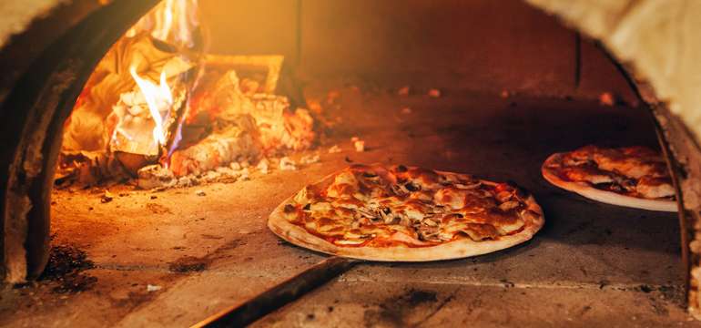 Skvelá pizza, priamo z pece na drevo