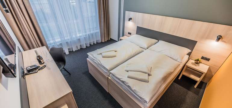 K štandardu všetkých izieb patrí sprchový kút, televízor, trezor, minibar a WiFi