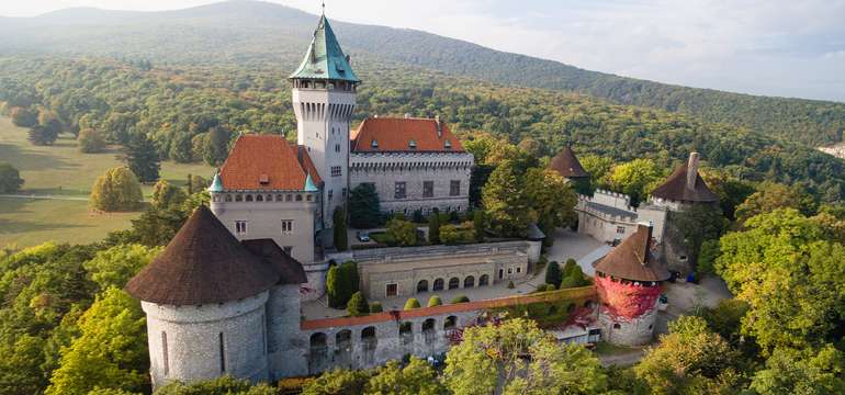 Romantika na Smolenickom zámku s polpenziou a prehliadkou