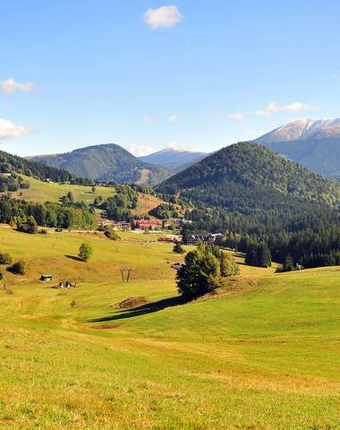 Malebná dedinka leží uprostred hôr v nadmorskej výške 960 m n. m,  - Donovaly