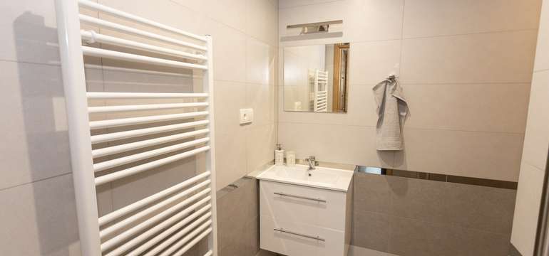 Každý z apartmánov má vlastnú kúpeľňu so sprchovacím kútom