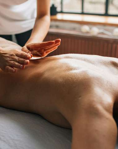 Klasická alebo relaxačná masáž, chiropraxia a lokálna masáž (ilustračné foto)