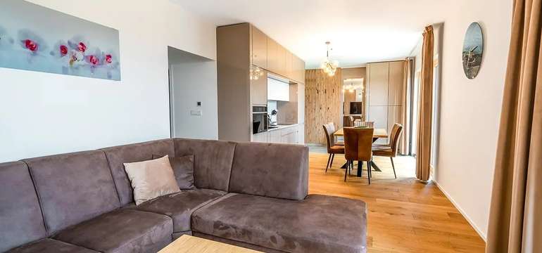 Obývacia časť apartmánu s pohovkou a konferenčným stolíkom