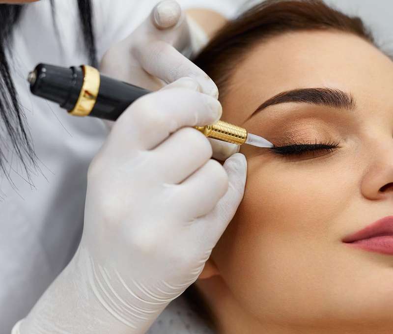 Permanentný makeup horných očných liniek