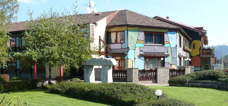 Hotel Áčko*** nájdete v Ružomberku, ktoré leží v prekrásnom prostredí hôr