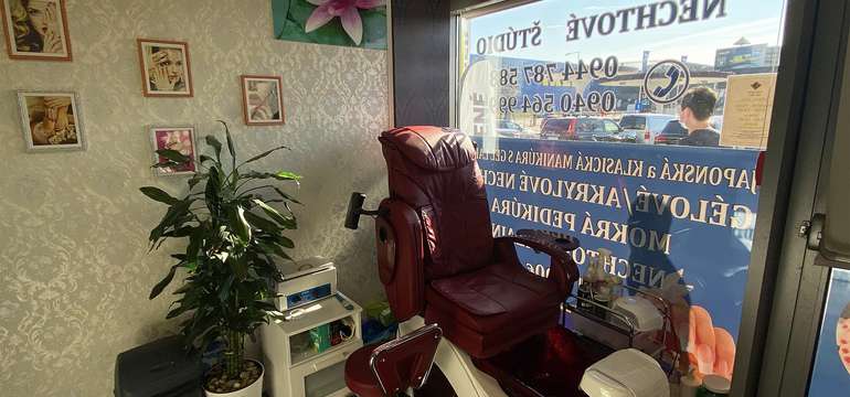 Kreslo na pedikúru v salóne Korzo Nails