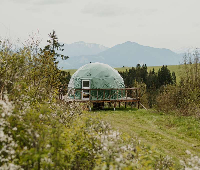 Glamping Liptov - zážitkové ubytovanie s výhľadmi na Kriváň priamo z postele