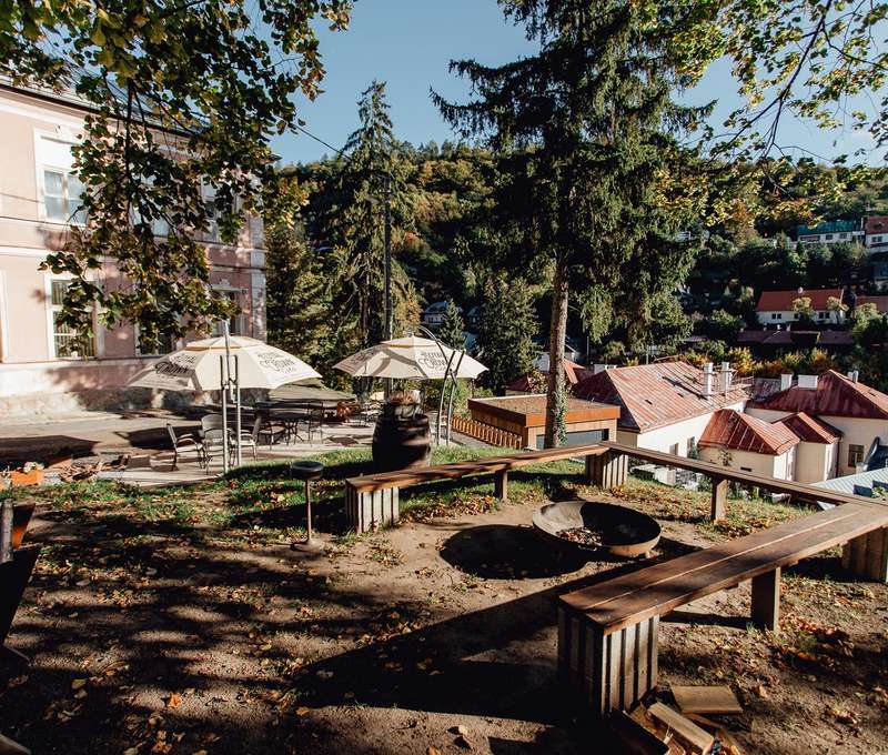 Obľúbená letná terasa a ohnisko na opekanie