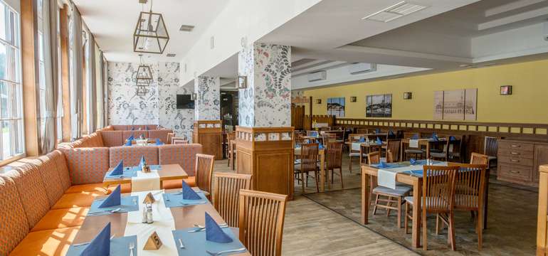 Hotelová restaurace je otevřena v kompletně novém designu a nabízí posezení v příjemné atmosféře