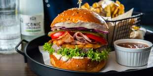 Burger, limonáda a biliard v reštaurácii Lux Flavour