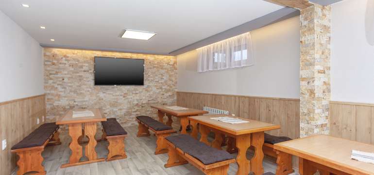 Spoločenská miestnosť s posedením, vybavená kuchyňa, bar s výčapom, TV, WiFi internet.