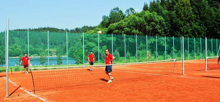 Zahrát si můžete tenis či nohejbal