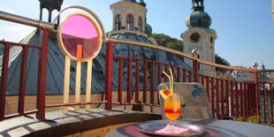 Restaurace se pyšní panoramatickým výhledem na kostel svaté Máří Magdalény.