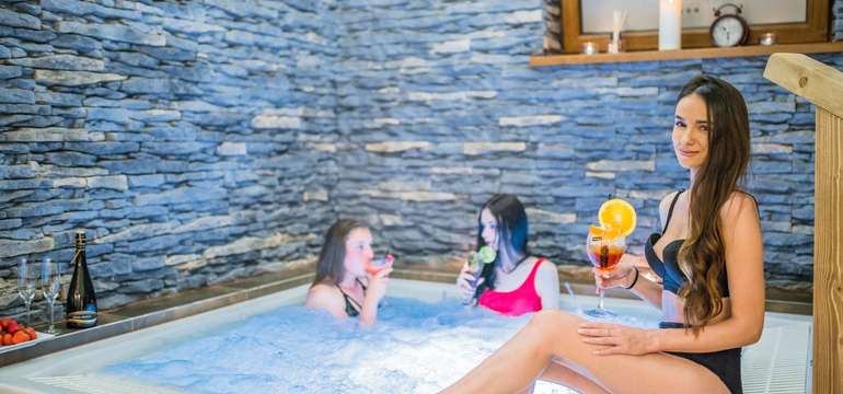Suchá sauna, bylinná parní sauna, vířivka, ledový kout, odpočinková zóna, mýdlová sprcha
