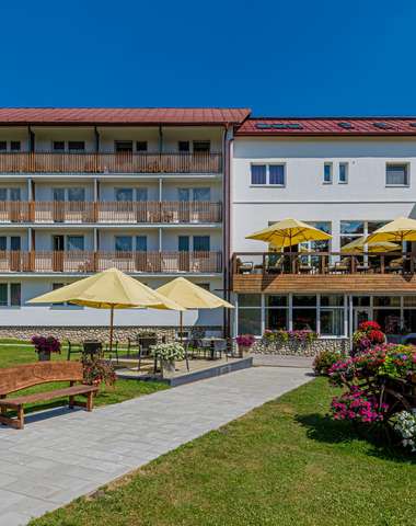 Hotel Lesana**** je obklopený krásne upraveným dvorom