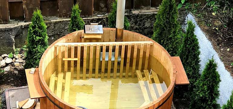Celoročne je za poplatok k dispozícii sauna a vonkajšia kúpacia kaďa