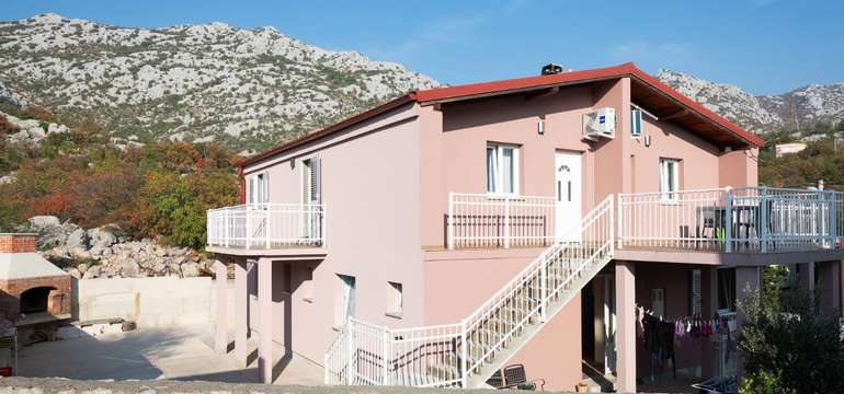 Apartmány majú krásny výhľad na more a hory súčasne 