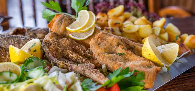 Mix rýb (1 kg) - pstruh, hake, kapor (pečené alebo vyprážané), opekané zemiaky, čerstvá zeleninová p