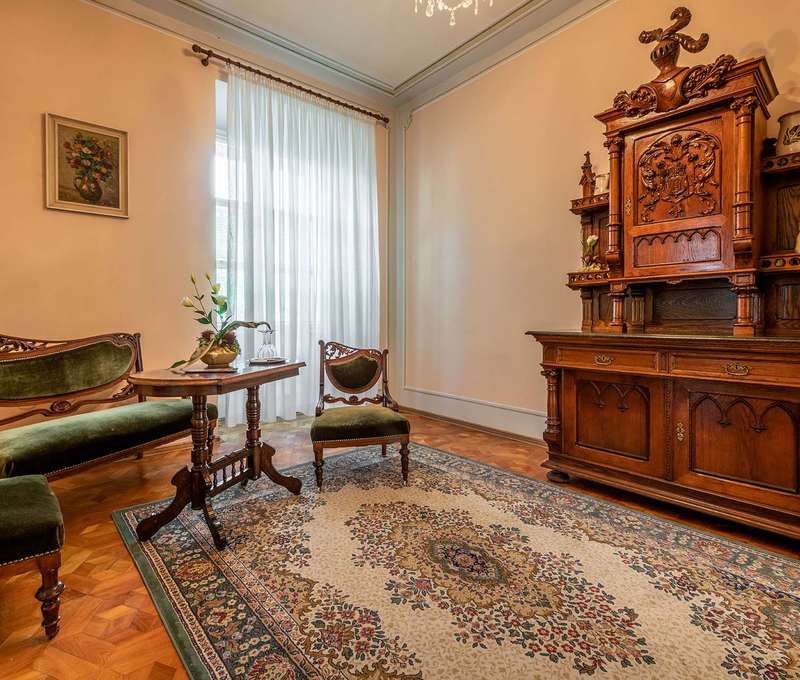 Priestranný apartmán s historickým nábytkom má nezameniteľnú atmosféru